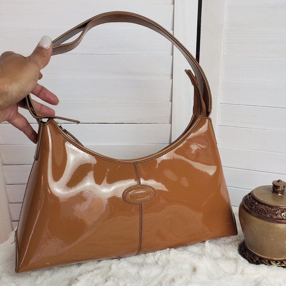 Tod's Patent Leather Shoulder Bag in Caramel Brown